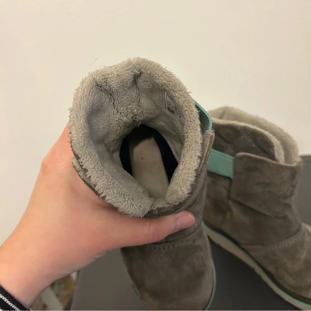 Sorel Youth Rylee Winter boots Grey suede with a teal accent strap Girls Size 11